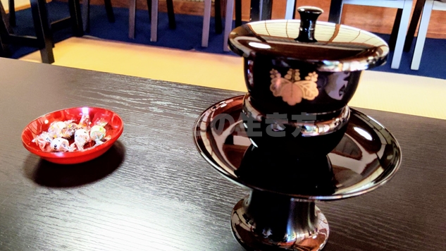 京都特別観光ラウンジの昆布茶と和菓子