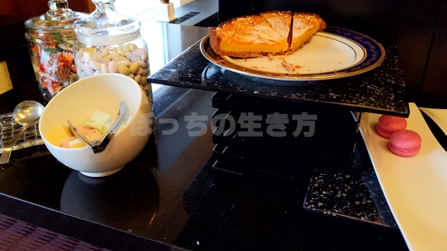 リーガロイヤル大阪のエグゼクティブラウンジのチーズケーキとチョコレート