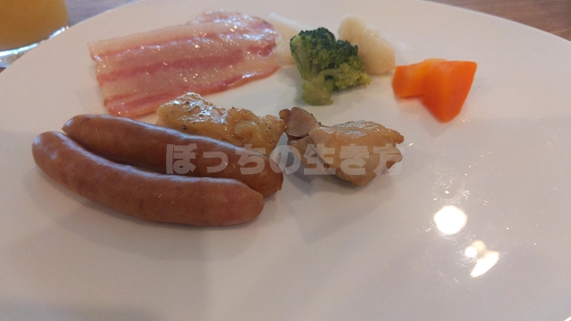 東京プリンスホテルの朝食会場ポルトのソーセージとベーコン