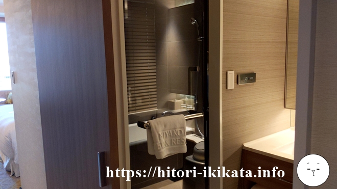 シェラトン都ホテル東京のクラブフロアのバスルームドア
