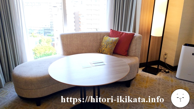 シェラトン都ホテル東京のプレミアムクラブフロアのソファー