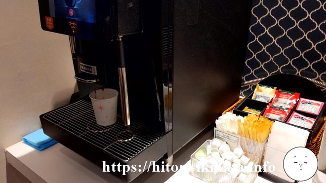 コンフォートホテル神田のライブラリーカフェのコーヒーマシン